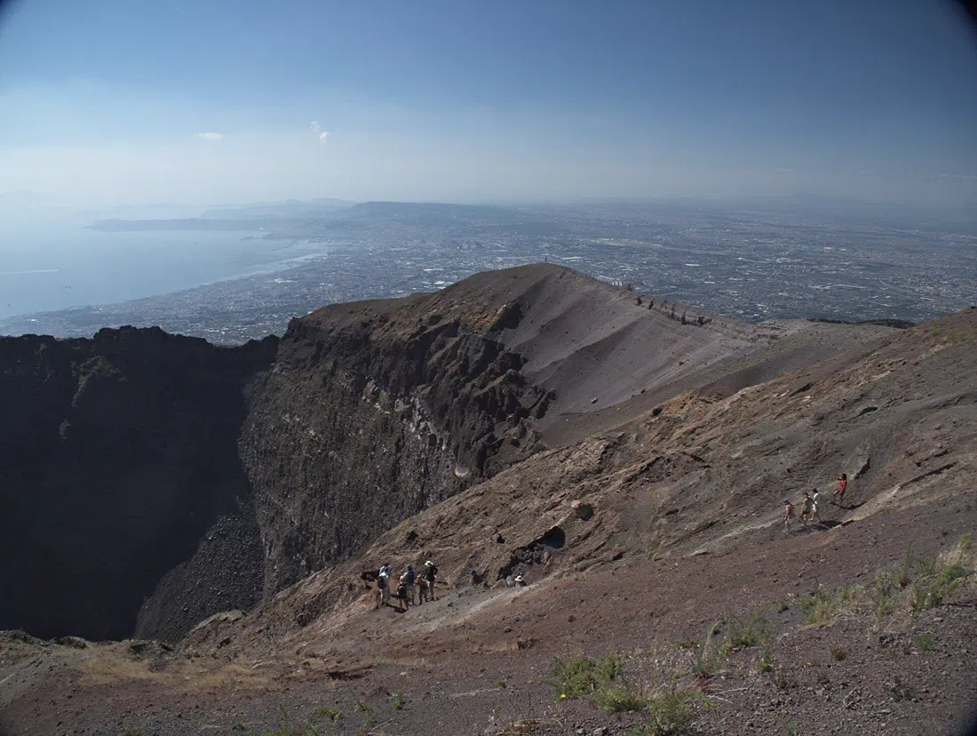 Vesuvio Express, Naples