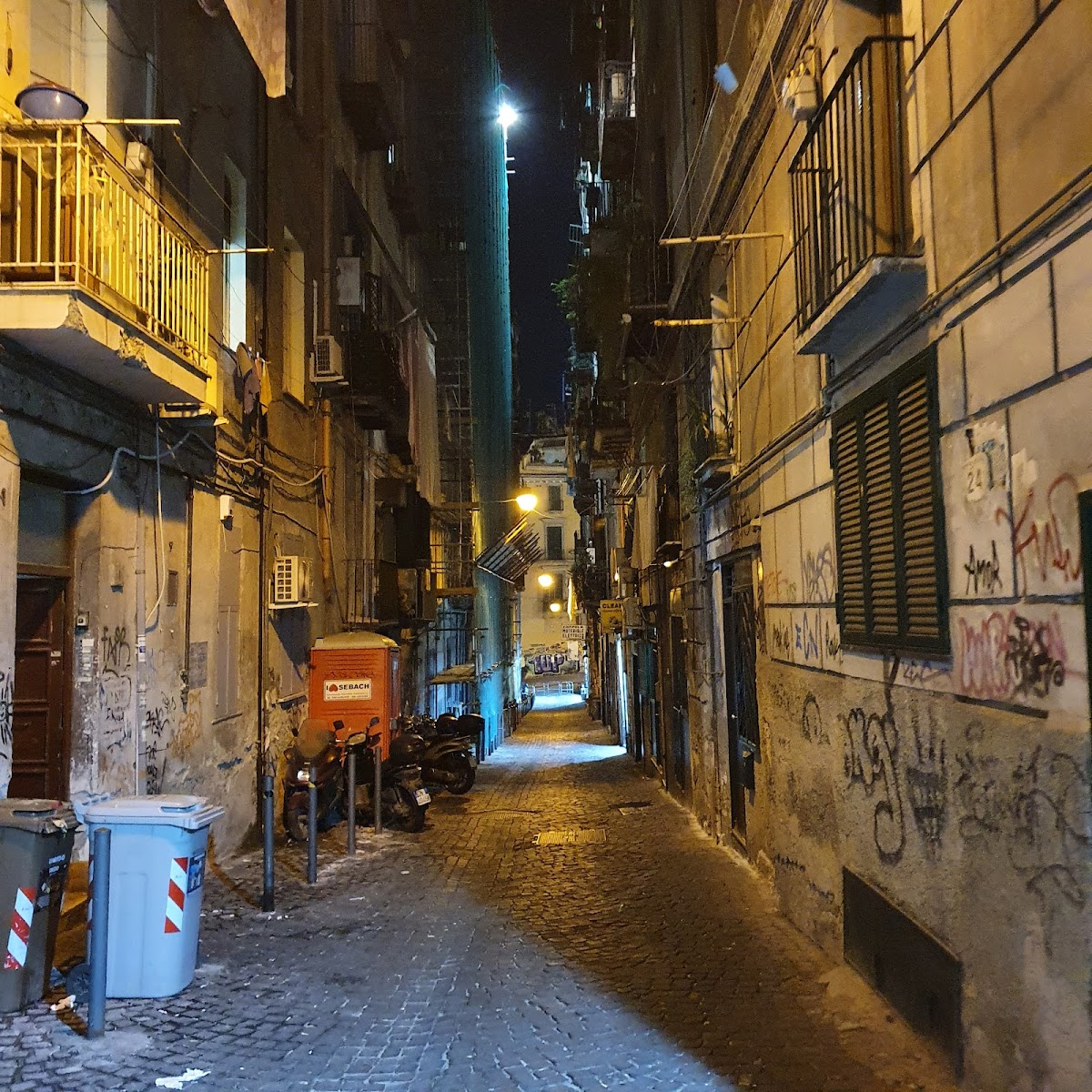 6 Small Rooms, Naples
