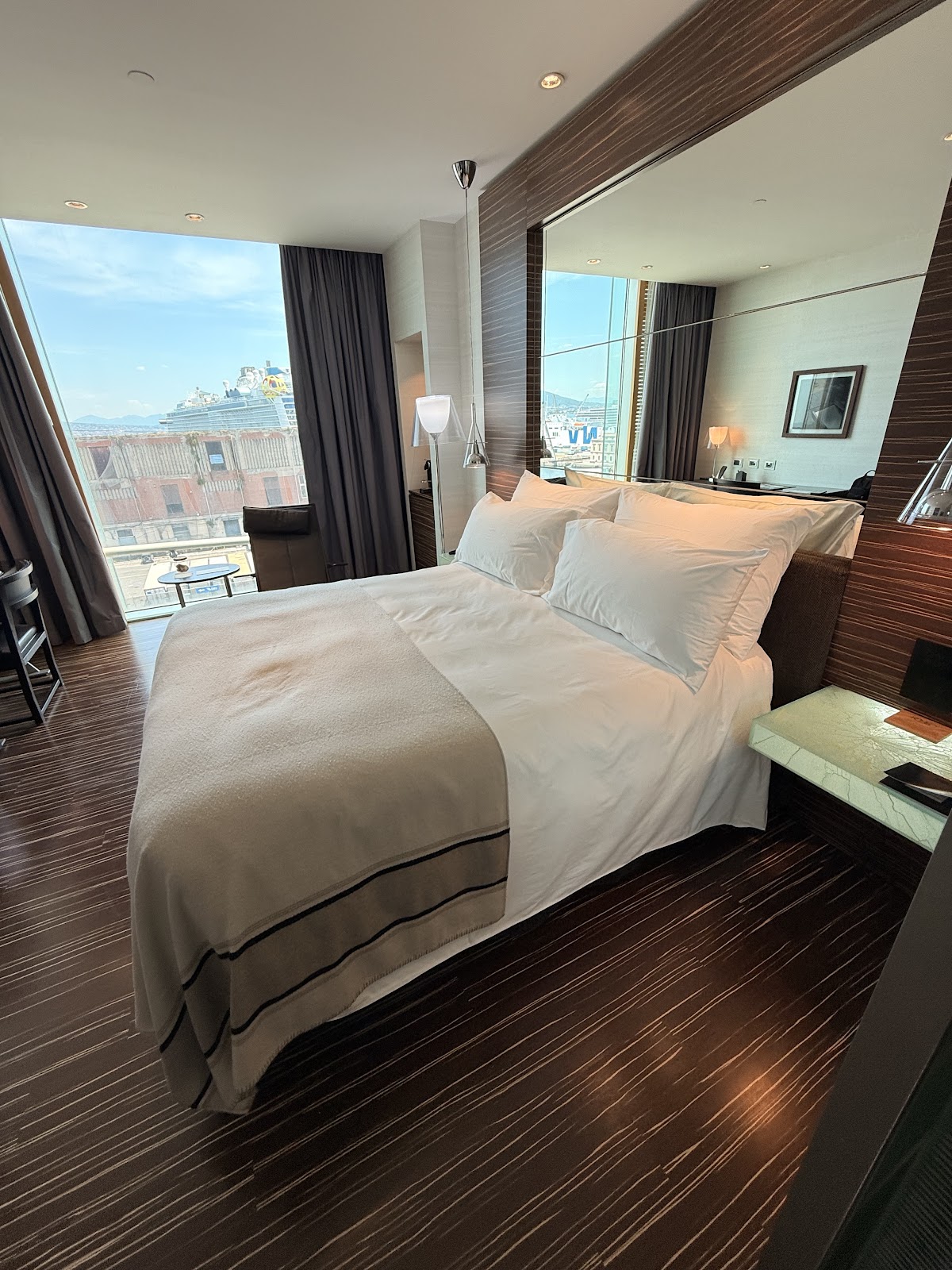 Romeo Hotel, Naples